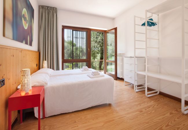 Villa in Torri del Benaco - Villa Carducci - Villa in ruhiger Lage in Pai, circa 6 km von Torri Del Benaco entfernt und ganz in der Nähe vom See und den Stränden mit 3 klimatisierten Schlafzimmern, privatem Garten, Terrasse und großem Balkon mit Seeblick. Geeignet für 6 Personen Villa in Torri del Benaco - Villa Carducci - Villa in ruhiger Lage in Pai, circa 6 km von Torri Del Benaco entfernt und ganz in der Nähe vom See und den Stränden mit 3 klimatisierten Schlafzimmern, privatem Garten, Terrasse und großem Balkon mit Seeblick. Geeignet für 6 Personen