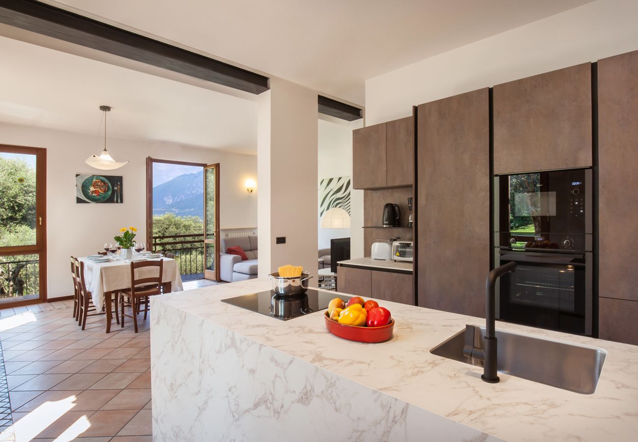 Villa in Torri del Benaco - Villa Carducci - Villa in ruhiger Lage in Pai, circa 6 km von Torri Del Benaco entfernt und ganz in der Nähe vom See und den Stränden mit 3 klimatisierten Schlafzimmern, privatem Garten, Terrasse und großem Balkon mit Seeblick. Geeignet für 6 Personen Villa in Torri del Benaco - Villa Carducci - Villa in ruhiger Lage in Pai, circa 6 km von Torri Del Benaco entfernt und ganz in der Nähe vom See und den Stränden mit 3 klimatisierten Schlafzimmern, privatem Garten, Terrasse und großem Balkon mit Seeblick. Geeignet für 6 Personen