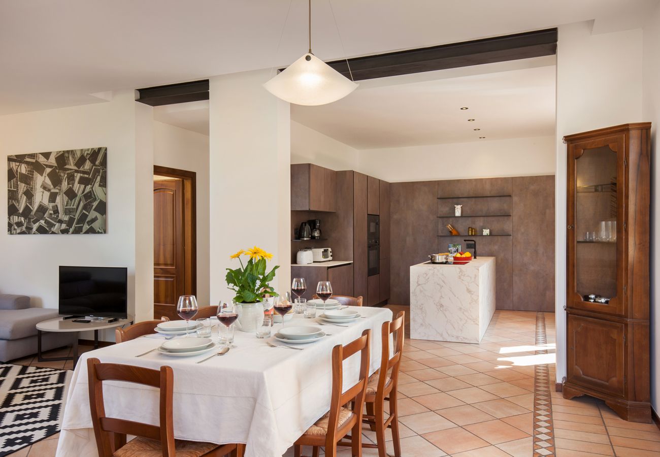 Villa in Torri del Benaco - Villa Carducci - Villa in ruhiger Lage in Pai, circa 6 km von Torri Del Benaco entfernt und ganz in der Nähe vom See und den Stränden mit 3 klimatisierten Schlafzimmern, privatem Garten, Terrasse und großem Balkon mit Seeblick. Geeignet für 6 Personen Villa in Torri del Benaco - Villa Carducci - Villa in ruhiger Lage in Pai, circa 6 km von Torri Del Benaco entfernt und ganz in der Nähe vom See und den Stränden mit 3 klimatisierten Schlafzimmern, privatem Garten, Terrasse und großem Balkon mit Seeblick. Geeignet für 6 Personen