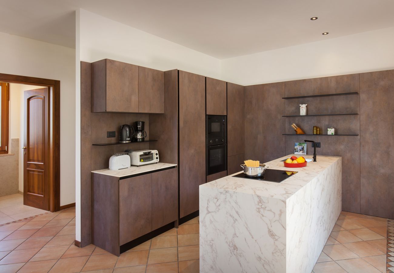 Villa in Torri del Benaco - Villa Carducci - Villa in ruhiger Lage in Pai, circa 6 km von Torri Del Benaco entfernt und ganz in der Nähe vom See und den Stränden mit 3 klimatisierten Schlafzimmern, privatem Garten, Terrasse und großem Balkon mit Seeblick. Geeignet für 6 Personen Villa in Torri del Benaco - Villa Carducci - Villa in ruhiger Lage in Pai, circa 6 km von Torri Del Benaco entfernt und ganz in der Nähe vom See und den Stränden mit 3 klimatisierten Schlafzimmern, privatem Garten, Terrasse und großem Balkon mit Seeblick. Geeignet für 6 Personen