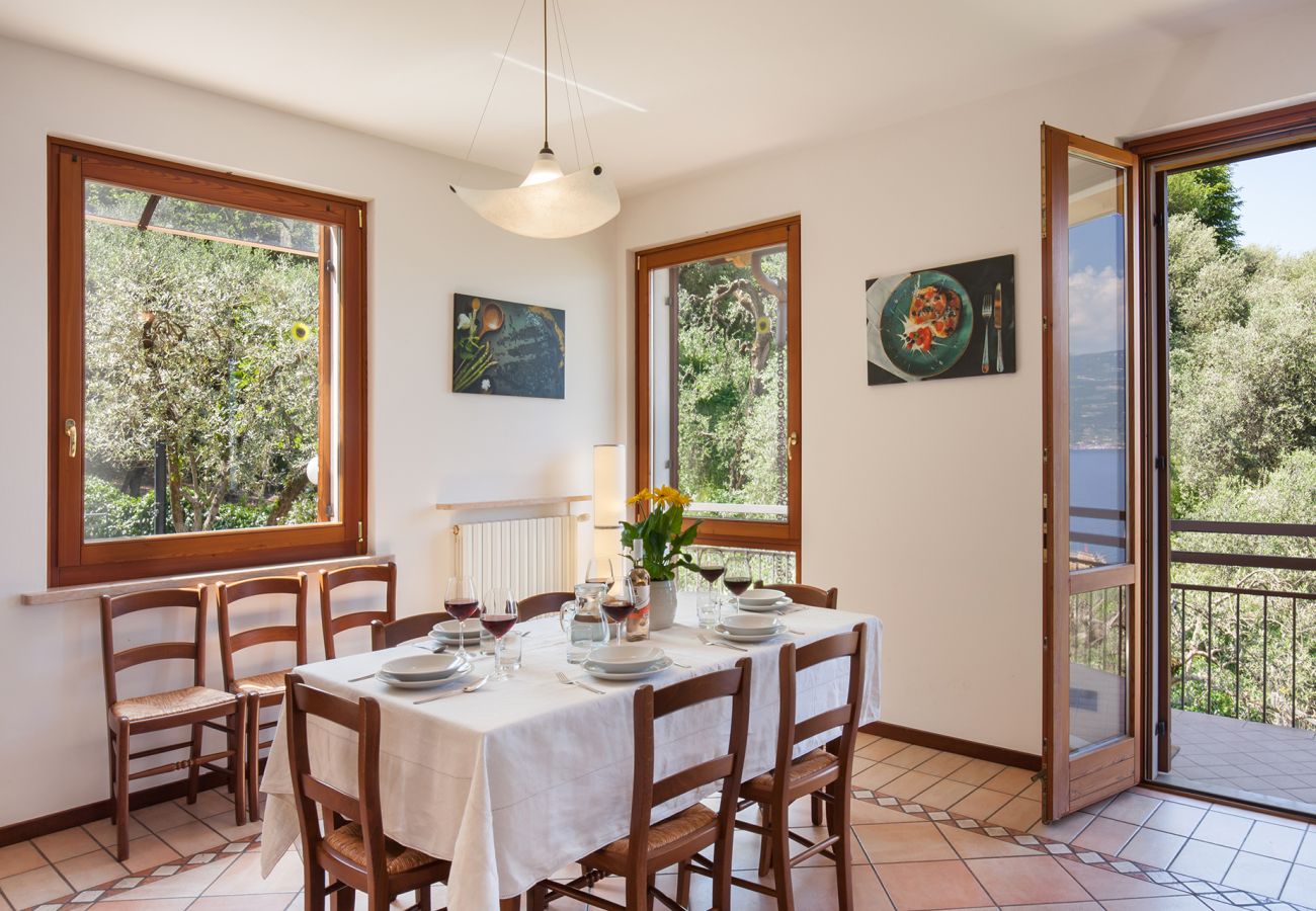 Villa in Torri del Benaco - Villa Carducci - Villa in ruhiger Lage in Pai, circa 6 km von Torri Del Benaco entfernt und ganz in der Nähe vom See und den Stränden mit 3 klimatisierten Schlafzimmern, privatem Garten, Terrasse und großem Balkon mit Seeblick. Geeignet für 6 Personen Villa in Torri del Benaco - Villa Carducci - Villa in ruhiger Lage in Pai, circa 6 km von Torri Del Benaco entfernt und ganz in der Nähe vom See und den Stränden mit 3 klimatisierten Schlafzimmern, privatem Garten, Terrasse und großem Balkon mit Seeblick. Geeignet für 6 Personen