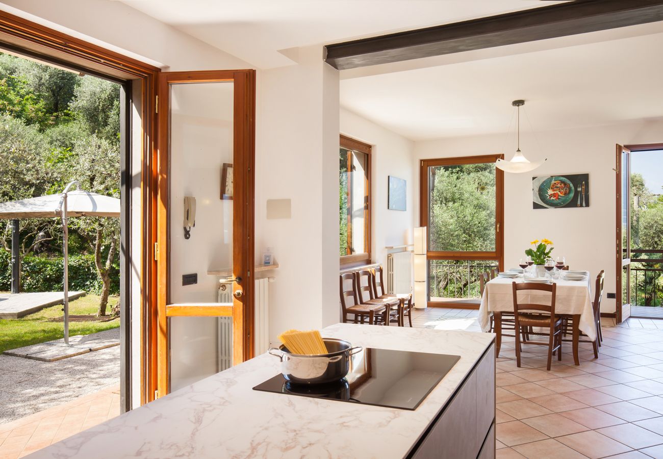 Villa in Torri del Benaco - Villa Carducci - Villa in ruhiger Lage in Pai, circa 6 km von Torri Del Benaco entfernt und ganz in der Nähe vom See und den Stränden mit 3 klimatisierten Schlafzimmern, privatem Garten, Terrasse und großem Balkon mit Seeblick. Geeignet für 6 Personen Villa in Torri del Benaco - Villa Carducci - Villa in ruhiger Lage in Pai, circa 6 km von Torri Del Benaco entfernt und ganz in der Nähe vom See und den Stränden mit 3 klimatisierten Schlafzimmern, privatem Garten, Terrasse und großem Balkon mit Seeblick. Geeignet für 6 Personen