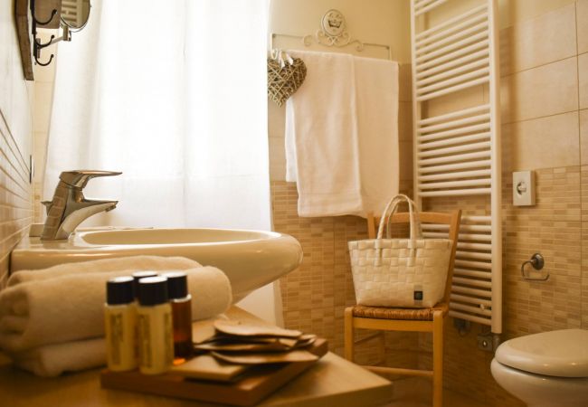 Ferienwohnung in Tignale - Borgo le Vigne, La Barrique mit Frühstück und Wellnesscenter - ONLY ADULTS Ferienwohnung in Tignale - Borgo le Vigne, La Barrique mit Frühstück und Wellnesscenter - ONLY ADULTS