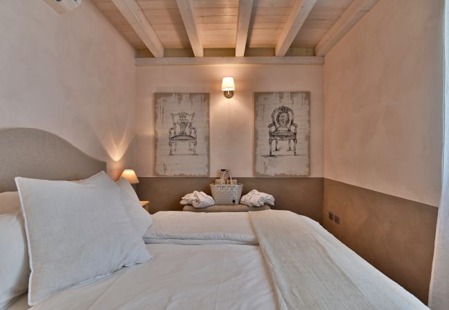 Ferienwohnung in Tignale - Borgo le Vigne, La Barrique mit Frühstück und Wellnesscenter - ONLY ADULTS Ferienwohnung in Tignale - Borgo le Vigne, La Barrique mit Frühstück und Wellnesscenter - ONLY ADULTS
