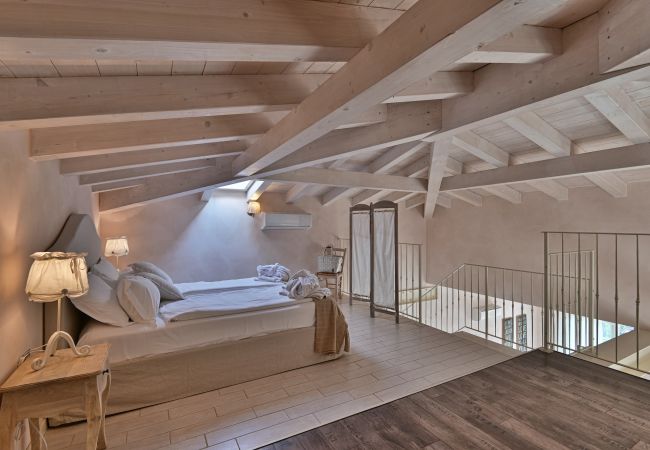 Ferienwohnung in Tignale - Borgo le Vigne, La Barrique mit Frühstück und Wellnesscenter - ONLY ADULTS Ferienwohnung in Tignale - Borgo le Vigne, La Barrique mit Frühstück und Wellnesscenter - ONLY ADULTS