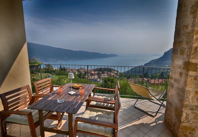 Ferienwohnung in Tignale - Borgo le Vigne, La Barrique mit Frühstück und Wellnesscenter - ONLY ADULTS Ferienwohnung in Tignale - Borgo le Vigne, La Barrique mit Frühstück und Wellnesscenter - ONLY ADULTS