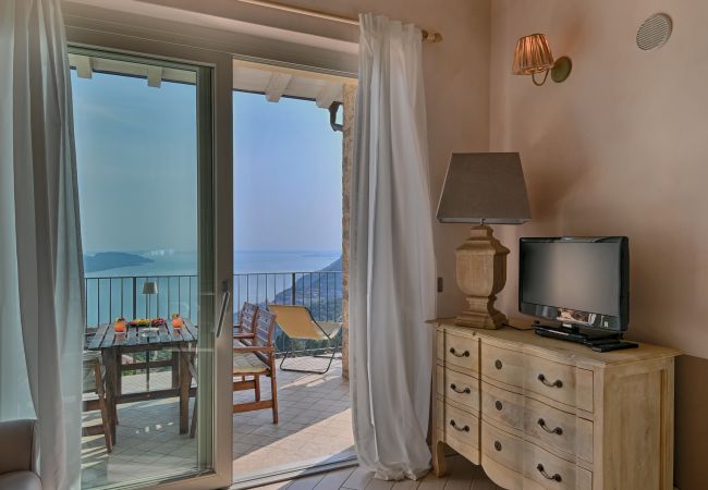 Ferienwohnung in Tignale - Borgo le Vigne, La Barrique mit Frühstück und Wellnesscenter - ONLY ADULTS Ferienwohnung in Tignale - Borgo le Vigne, La Barrique mit Frühstück und Wellnesscenter - ONLY ADULTS