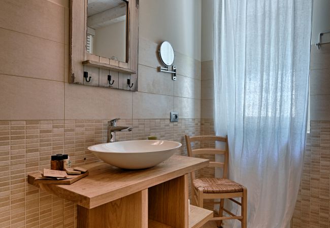 Ferienwohnung in Tignale - Borgo le Vigne, La Barrique mit Frühstück und Wellnesscenter - ONLY ADULTS Ferienwohnung in Tignale - Borgo le Vigne, La Barrique mit Frühstück und Wellnesscenter - ONLY ADULTS