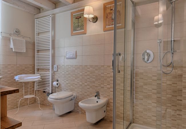 Ferienwohnung in Tignale - Borgo le Vigne, La Barrique mit Frühstück und Wellnesscenter - ONLY ADULTS Ferienwohnung in Tignale - Borgo le Vigne, La Barrique mit Frühstück und Wellnesscenter - ONLY ADULTS