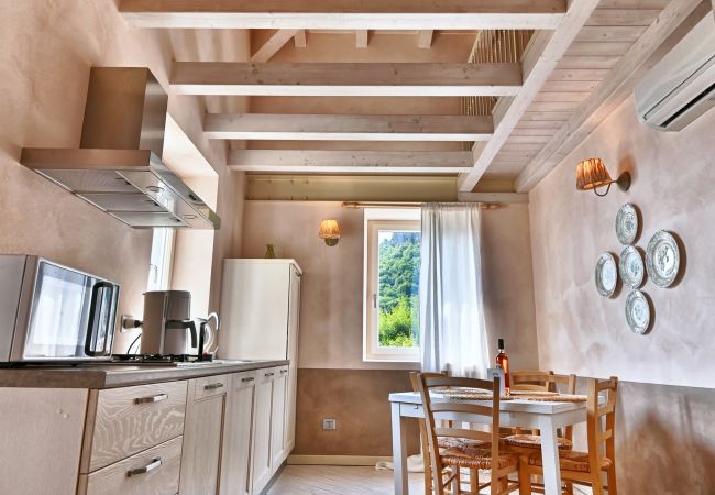 Ferienwohnung in Tignale - Borgo le Vigne, La Barrique mit Frühstück und Wellnesscenter - ONLY ADULTS Ferienwohnung in Tignale - Borgo le Vigne, La Barrique mit Frühstück und Wellnesscenter - ONLY ADULTS