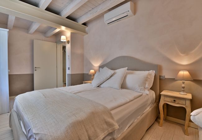 Ferienwohnung in Tignale - Borgo le Vigne, La Barrique mit Frühstück und Wellnesscenter - ONLY ADULTS Ferienwohnung in Tignale - Borgo le Vigne, La Barrique mit Frühstück und Wellnesscenter - ONLY ADULTS