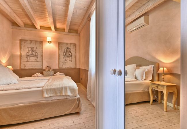 Ferienwohnung in Tignale - Borgo le Vigne, La Barrique mit Frühstück und Wellnesscenter - ONLY ADULTS Ferienwohnung in Tignale - Borgo le Vigne, La Barrique mit Frühstück und Wellnesscenter - ONLY ADULTS