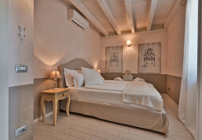 Ferienwohnung in Tignale - Borgo le Vigne, La Barrique mit Frühstück und Wellnesscenter - ONLY ADULTS Ferienwohnung in Tignale - Borgo le Vigne, La Barrique mit Frühstück und Wellnesscenter - ONLY ADULTS