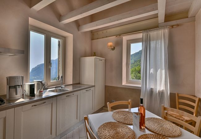 Ferienwohnung in Tignale - Borgo le Vigne, La Barrique mit Frühstück und Wellnesscenter - ONLY ADULTS Ferienwohnung in Tignale - Borgo le Vigne, La Barrique mit Frühstück und Wellnesscenter - ONLY ADULTS