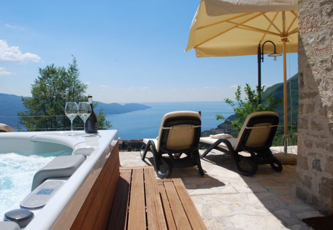 Ferienwohnung in Tignale - Borgo le Vigne, Il Mosto mit Frühstück und Wellnesscenter - ONLY ADULTS Ferienwohnung in Tignale - Borgo le Vigne, Il Mosto mit Frühstück und Wellnesscenter - ONLY ADULTS