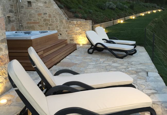 Ferienwohnung in Tignale - Borgo le Vigne, Il Mosto mit Frühstück und Wellnesscenter - ONLY ADULTS Ferienwohnung in Tignale - Borgo le Vigne, Il Mosto mit Frühstück und Wellnesscenter - ONLY ADULTS