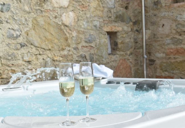 Ferienwohnung in Tignale - Borgo le Vigne, Il Mosto mit Frühstück und Wellnesscenter - ONLY ADULTS Ferienwohnung in Tignale - Borgo le Vigne, Il Mosto mit Frühstück und Wellnesscenter - ONLY ADULTS