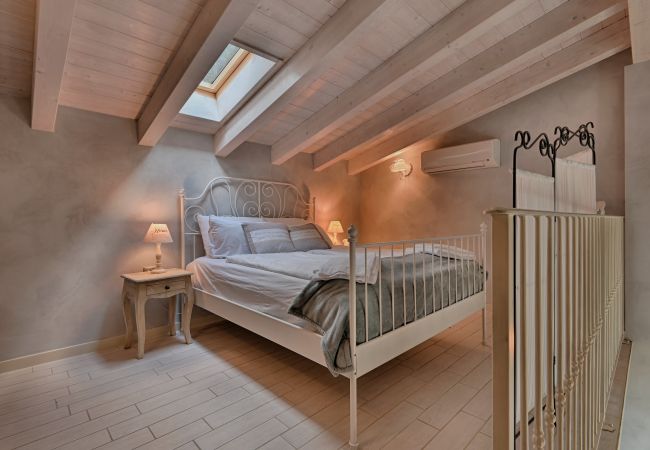 Ferienwohnung in Tignale - Borgo le Vigne, Il Mosto mit Frühstück und Wellnesscenter - ONLY ADULTS Ferienwohnung in Tignale - Borgo le Vigne, Il Mosto mit Frühstück und Wellnesscenter - ONLY ADULTS