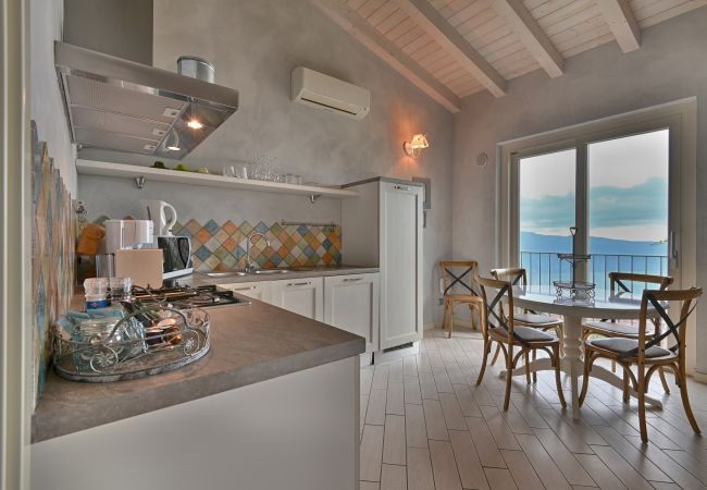 Ferienwohnung in Tignale - Borgo le Vigne, Il Mosto mit Frühstück und Wellnesscenter - ONLY ADULTS Ferienwohnung in Tignale - Borgo le Vigne, Il Mosto mit Frühstück und Wellnesscenter - ONLY ADULTS