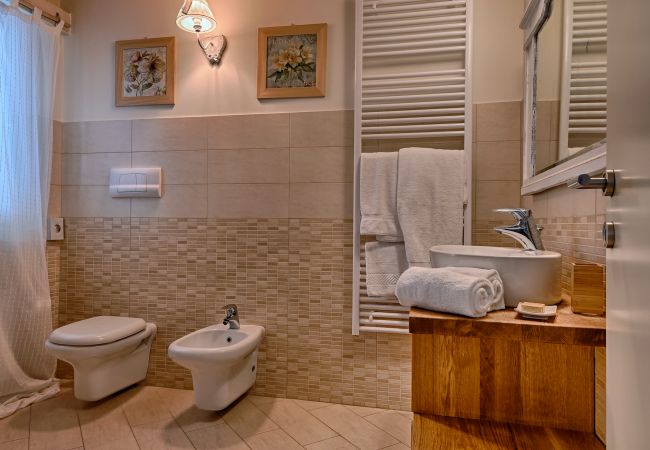 Ferienwohnung in Tignale - Borgo le Vigne, Il Mosto mit Frühstück und Wellnesscenter - ONLY ADULTS Ferienwohnung in Tignale - Borgo le Vigne, Il Mosto mit Frühstück und Wellnesscenter - ONLY ADULTS