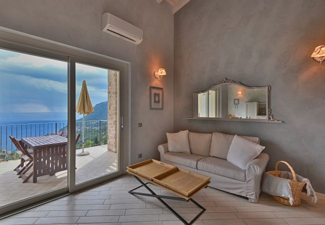 Ferienwohnung in Tignale - Borgo le Vigne, Il Mosto mit Frühstück und Wellnesscenter - ONLY ADULTS Ferienwohnung in Tignale - Borgo le Vigne, Il Mosto mit Frühstück und Wellnesscenter - ONLY ADULTS