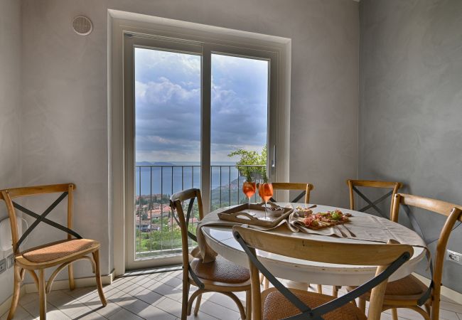 Ferienwohnung in Tignale - Borgo le Vigne, Il Mosto mit Frühstück und Wellnesscenter - ONLY ADULTS Ferienwohnung in Tignale - Borgo le Vigne, Il Mosto mit Frühstück und Wellnesscenter - ONLY ADULTS