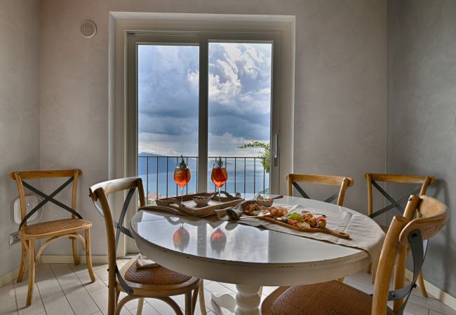 Ferienwohnung in Tignale - Borgo le Vigne, Il Mosto mit Frühstück und Wellnesscenter - ONLY ADULTS Ferienwohnung in Tignale - Borgo le Vigne, Il Mosto mit Frühstück und Wellnesscenter - ONLY ADULTS