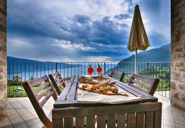 Ferienwohnung in Tignale - Borgo le Vigne, Il Mosto mit Frühstück und Wellnesscenter - ONLY ADULTS Ferienwohnung in Tignale - Borgo le Vigne, Il Mosto mit Frühstück und Wellnesscenter - ONLY ADULTS