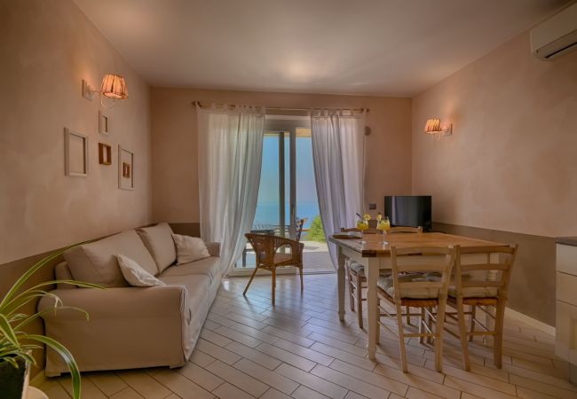 Ferienwohnung in Tignale - Borgo le Vigne, L'Uva rara  mit Frühstück und Wellnesscenter - ONLY ADULTS Ferienwohnung in Tignale - Borgo le Vigne, L'Uva rara  mit Frühstück und Wellnesscenter - ONLY ADULTS