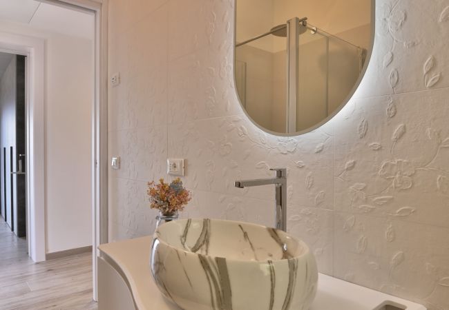Villa in Tignale - Villa Pineta - Theater Home, mit Seeblick, wunderschönem Pool und ideal für Familien Villa in Tignale - Villa Pineta - Theater Home, mit Seeblick, wunderschönem Pool und ideal für Familien