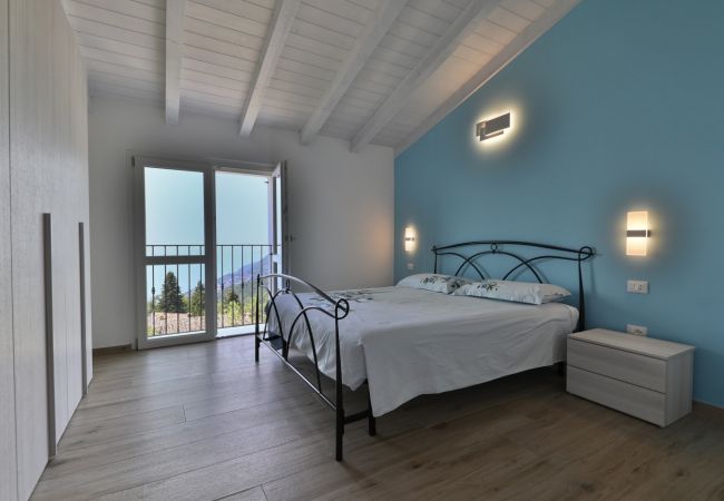 Villa in Tignale - Villa Pineta - Theater Home, mit Seeblick, wunderschönem Pool und ideal für Familien Villa in Tignale - Villa Pineta - Theater Home, mit Seeblick, wunderschönem Pool und ideal für Familien