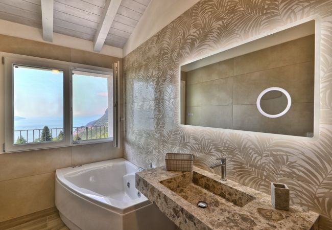 Villa in Tignale - Villa Pineta - Theater Home, mit Seeblick, wunderschönem Pool und ideal für Familien Villa in Tignale - Villa Pineta - Theater Home, mit Seeblick, wunderschönem Pool und ideal für Familien