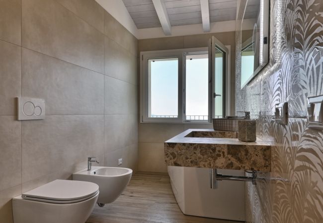 Villa in Tignale - Villa Pineta - Theater Home, mit Seeblick, wunderschönem Pool und ideal für Familien Villa in Tignale - Villa Pineta - Theater Home, mit Seeblick, wunderschönem Pool und ideal für Familien