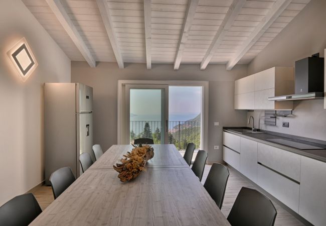 Villa in Tignale - Villa Pineta - Theater Home, mit Seeblick, wunderschönem Pool und ideal für Familien Villa in Tignale - Villa Pineta - Theater Home, mit Seeblick, wunderschönem Pool und ideal für Familien