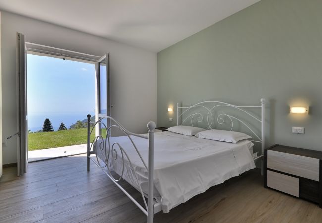 Villa in Tignale - Villa Pineta - Theater Home, mit Seeblick, wunderschönem Pool und ideal für Familien Villa in Tignale - Villa Pineta - Theater Home, mit Seeblick, wunderschönem Pool und ideal für Familien