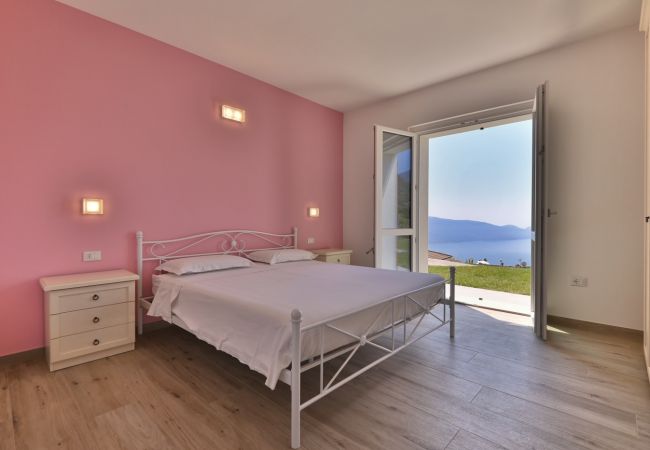 Villa in Tignale - Villa Pineta - Theater Home, mit Seeblick, wunderschönem Pool und ideal für Familien Villa in Tignale - Villa Pineta - Theater Home, mit Seeblick, wunderschönem Pool und ideal für Familien
