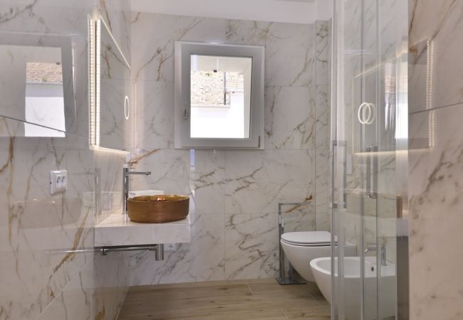 Villa in Tignale - Villa Pineta - Theater Home, mit Seeblick, wunderschönem Pool und ideal für Familien Villa in Tignale - Villa Pineta - Theater Home, mit Seeblick, wunderschönem Pool und ideal für Familien