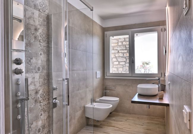 Villa in Tignale - Villa Pineta - Theater Home, mit Seeblick, wunderschönem Pool und ideal für Familien Villa in Tignale - Villa Pineta - Theater Home, mit Seeblick, wunderschönem Pool und ideal für Familien