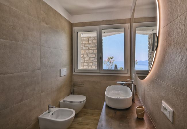 Villa in Tignale - Villa Pineta - Theater Home, mit Seeblick, wunderschönem Pool und ideal für Familien Villa in Tignale - Villa Pineta - Theater Home, mit Seeblick, wunderschönem Pool und ideal für Familien