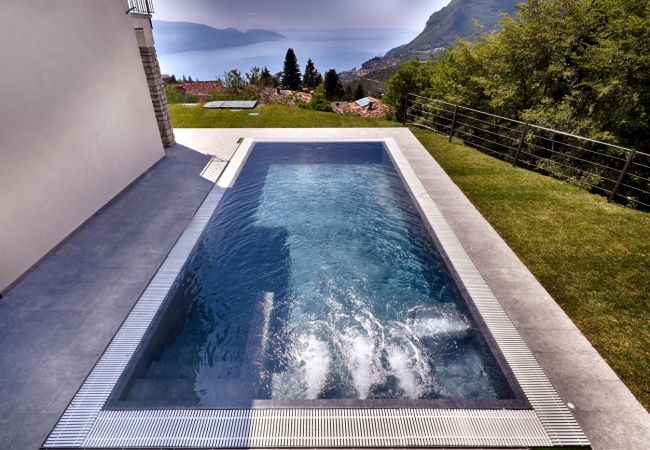 Villa in Tignale - Villa Pineta - Theater Home, mit Seeblick, wunderschönem Pool und ideal für Familien Villa in Tignale - Villa Pineta - Theater Home, mit Seeblick, wunderschönem Pool und ideal für Familien