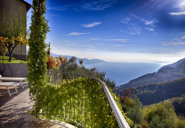 Ferienwohnung in Tignale - Villa Ornella - Belvedere Theater Home, im historischem Zentrum mit wunderschönem Seeblick Ferienwohnung in Tignale - Villa Ornella - Belvedere Theater Home, im historischem Zentrum mit wunderschönem Seeblick