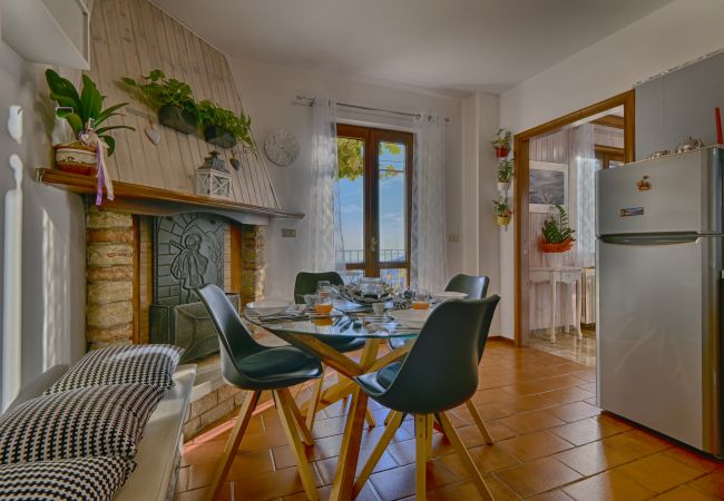 Ferienwohnung in Tignale - Villa Ornella - La Terrazza Theater Home, im historischem Zentrum mit wunderschönem Seeblick Ferienwohnung in Tignale - Villa Ornella - La Terrazza Theater Home, im historischem Zentrum mit wunderschönem Seeblick