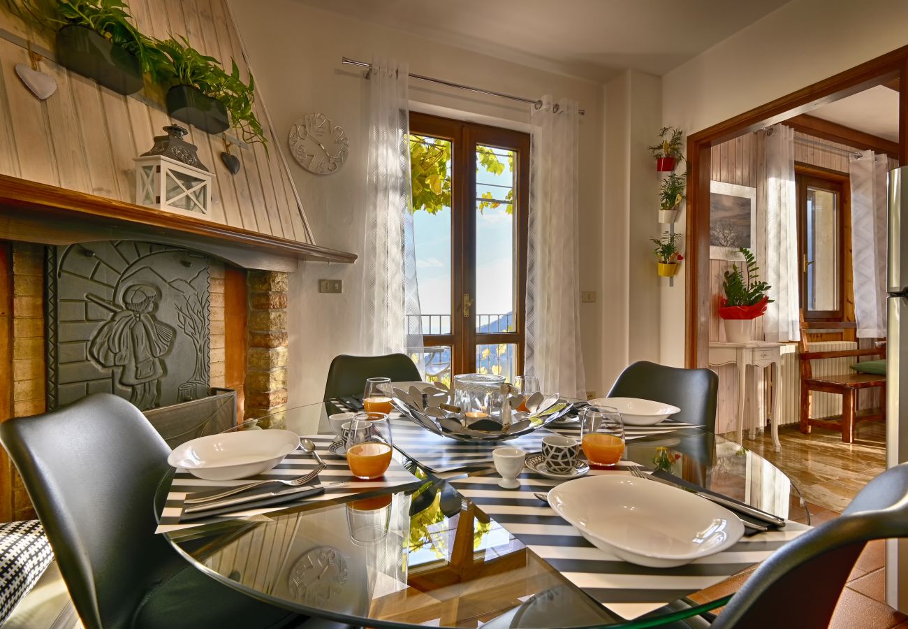 Ferienwohnung in Tignale - Villa Ornella - La Terrazza Theater Home, im historischem Zentrum mit wunderschönem Seeblick Ferienwohnung in Tignale - Villa Ornella - La Terrazza Theater Home, im historischem Zentrum mit wunderschönem Seeblick