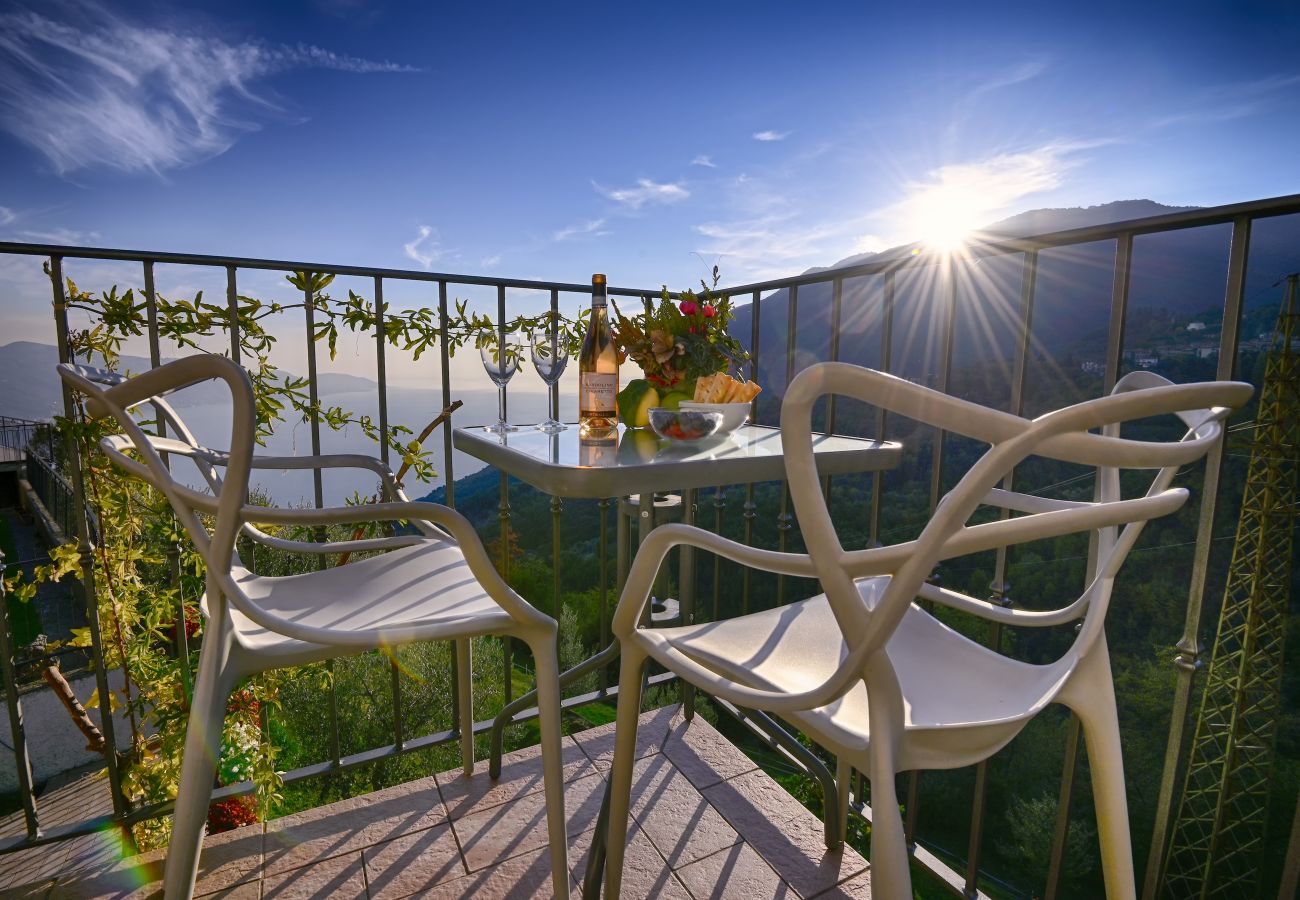 Ferienwohnung in Tignale - Villa Ornella - La Terrazza Theater Home, im historischem Zentrum mit wunderschönem Seeblick Ferienwohnung in Tignale - Villa Ornella - La Terrazza Theater Home, im historischem Zentrum mit wunderschönem Seeblick