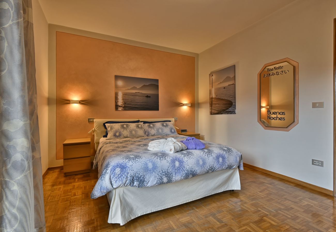 Ferienwohnung in Tignale - Villa Ornella - La Terrazza Theater Home, im historischem Zentrum mit wunderschönem Seeblick Ferienwohnung in Tignale - Villa Ornella - La Terrazza Theater Home, im historischem Zentrum mit wunderschönem Seeblick