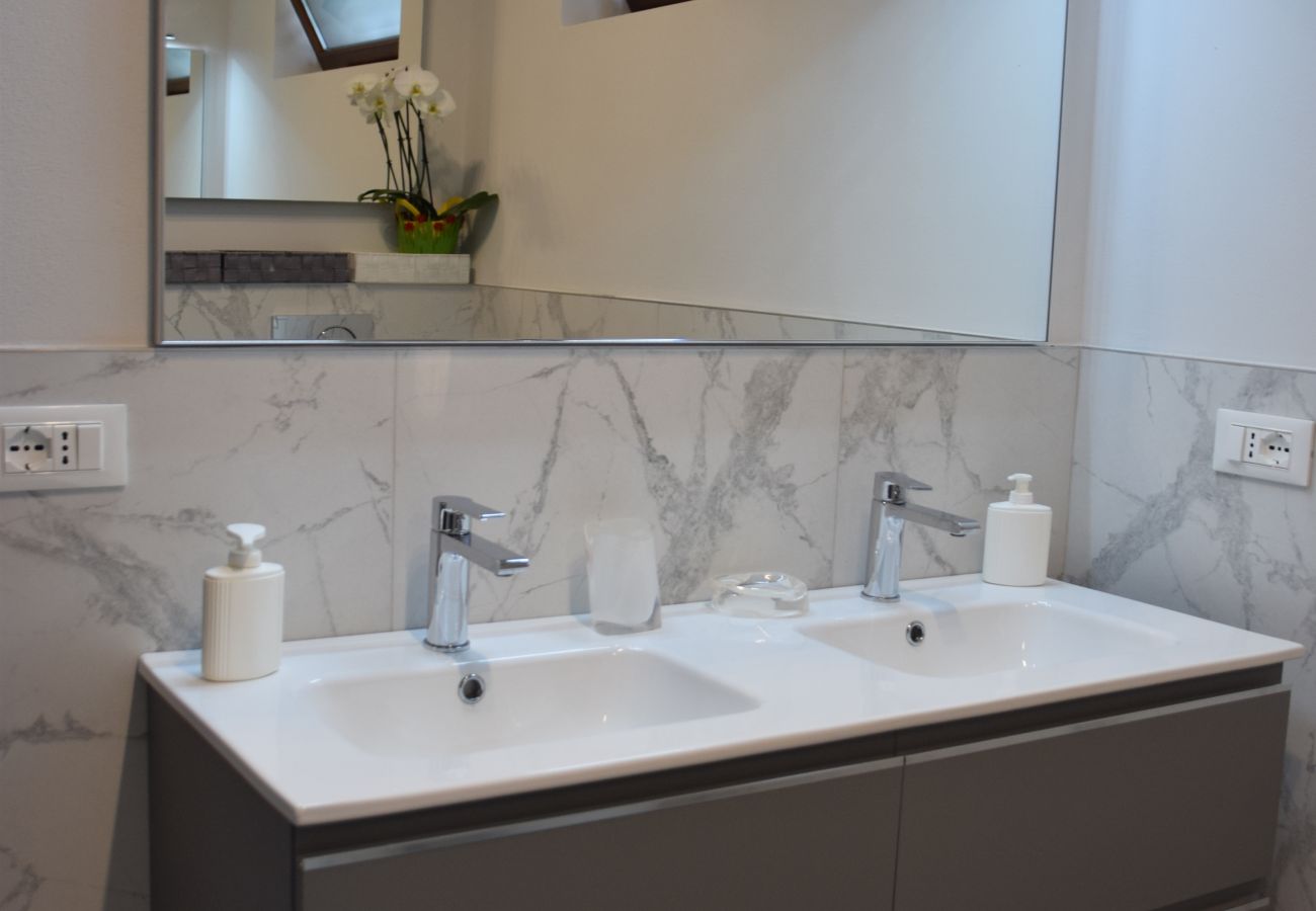 Ferienwohnung in Tignale - Villa Ornella - La Terrazza Theater Home, im historischem Zentrum mit wunderschönem Seeblick Ferienwohnung in Tignale - Villa Ornella - La Terrazza Theater Home, im historischem Zentrum mit wunderschönem Seeblick