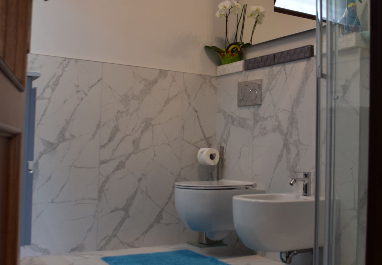 Ferienwohnung in Tignale - Villa Ornella - La Terrazza Theater Home, im historischem Zentrum mit wunderschönem Seeblick Ferienwohnung in Tignale - Villa Ornella - La Terrazza Theater Home, im historischem Zentrum mit wunderschönem Seeblick