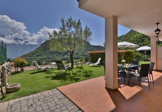 Ferienwohnung in Tignale - Angelica 5 by Theater Home, mit eingezäuntem Garten und Seeblick Ferienwohnung in Tignale - Angelica 5 by Theater Home, mit eingezäuntem Garten und Seeblick