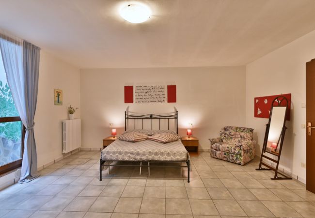 Ferienwohnung in Tignale - Angelica 5 by Theater Home, mit eingezäuntem Garten und Seeblick Ferienwohnung in Tignale - Angelica 5 by Theater Home, mit eingezäuntem Garten und Seeblick