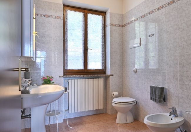 Ferienwohnung in Tignale - Michela 4 - Theater Home, mit privatem Garten und Seeblick Ferienwohnung in Tignale - Michela 4 - Theater Home, mit privatem Garten und Seeblick